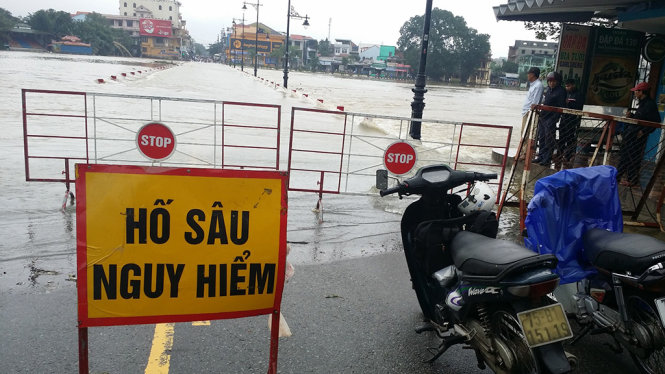 Thừa[-]Thiên[-]-[-]Huế:[-]Nước[-]lũ[-]lên[-]nhanh,[-]đã[-]có[-]một[-]người[-]chết